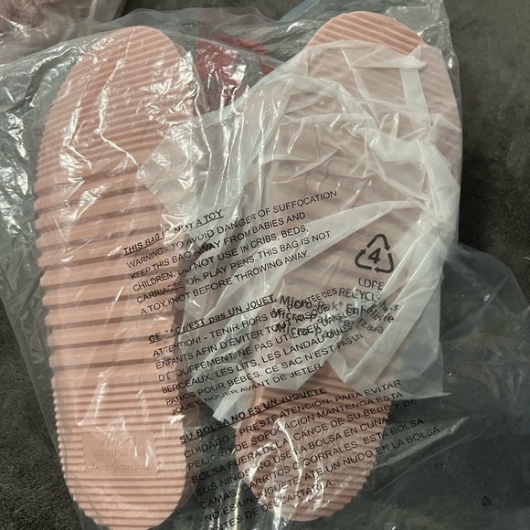 Dluxe by Dearfoams Women’s Slippers - Picture 4 of 4